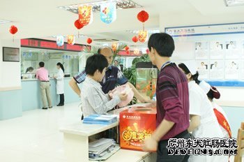 东大肛肠医院为患者送礼